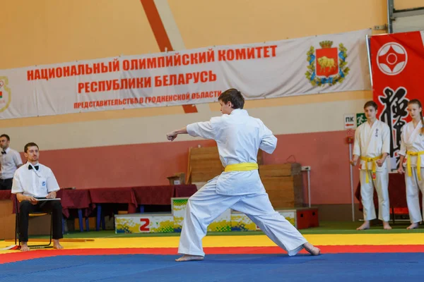 Campeonato de Kata no campeonato entre juniores da região de Grodno Karatê Kyokushin — Fotografia de Stock