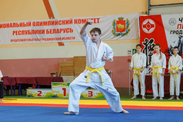 Championnat Kata dans le championnat parmi les juniors de la région de Grodno Kyokushin karaté — Photo