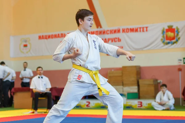 Campeonato de Kata no campeonato entre juniores da região de Grodno Karatê Kyokushin — Fotografia de Stock