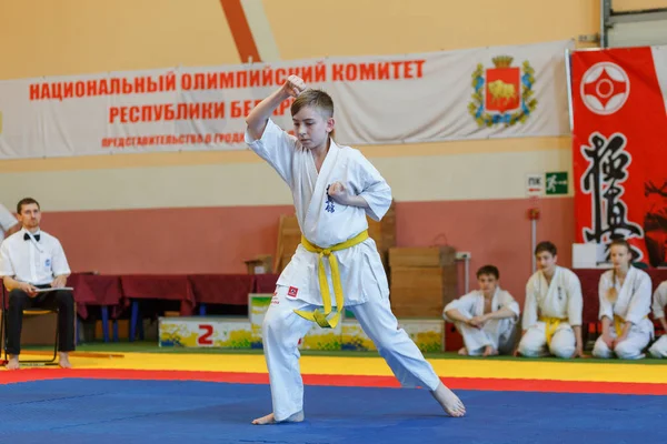 Kata Mistrzostwa w mistrzostwach wśród juniorów obwodu grodzieńskiego Kyokushin karate — Zdjęcie stockowe