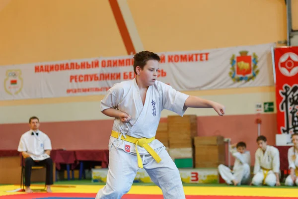 그 로드 노 지역 Kyokushin 가라테의 후배 중 대회에서 카 타 우승 — 스톡 사진
