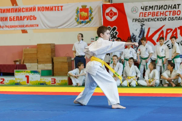 Campeonato de Kata en el campeonato entre los juniors de la región de Grodno Kyokushin karate — Foto de Stock