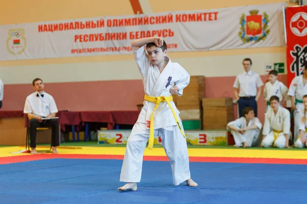 Kata mestaruus mestaruuden keskuudessa juniorit Grodnon alueella Kyokushin karate — kuvapankkivalokuva
