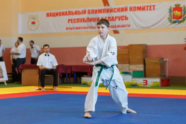 Championnat Kata dans le championnat parmi les juniors de la région de Grodno Kyokushin karaté — Photo