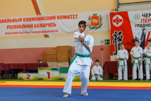 Campeonato de Kata no campeonato entre juniores da região de Grodno Karatê Kyokushin — Fotografia de Stock