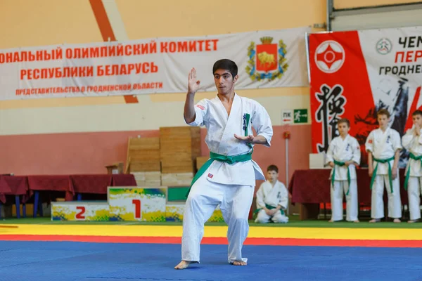 Kata mästerskap i mästerskapet bland juniorer i regionen Grodno Kyokushin karate — Stockfoto