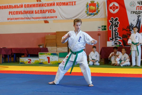 Championnat Kata dans le championnat parmi les juniors de la région de Grodno Kyokushin karaté — Photo