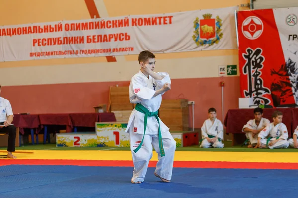 Championnat Kata dans le championnat parmi les juniors de la région de Grodno Kyokushin karaté — Photo