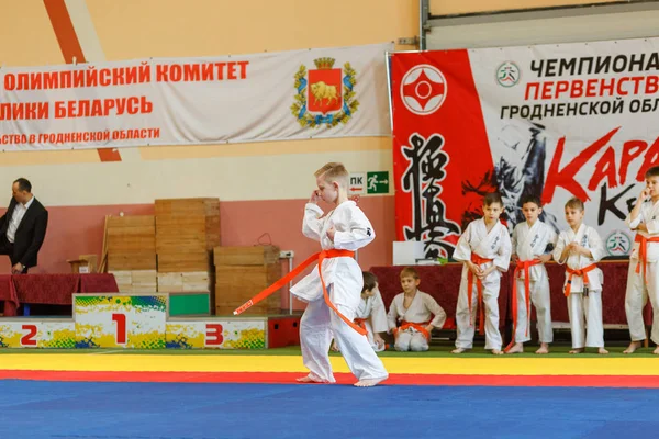 Campionato Kata nel campionato tra i ragazzi della regione di Grodno Kyokushin karate — Foto Stock