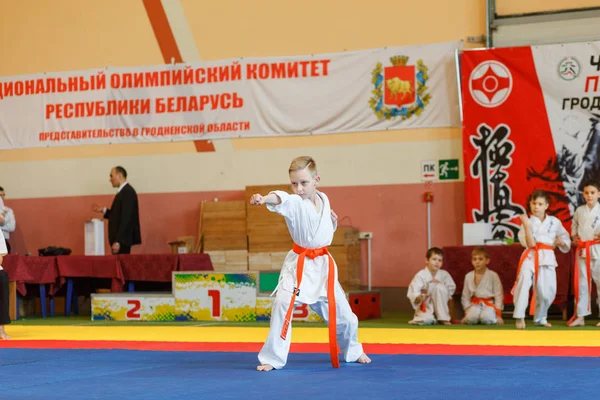 Campeonato de Kata en el campeonato entre los juniors de la región de Grodno Kyokushin karate — Foto de Stock