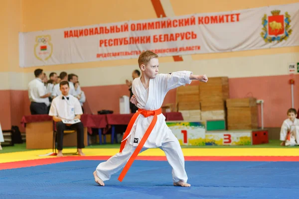 Championnat Kata dans le championnat parmi les juniors de la région de Grodno Kyokushin karaté — Photo