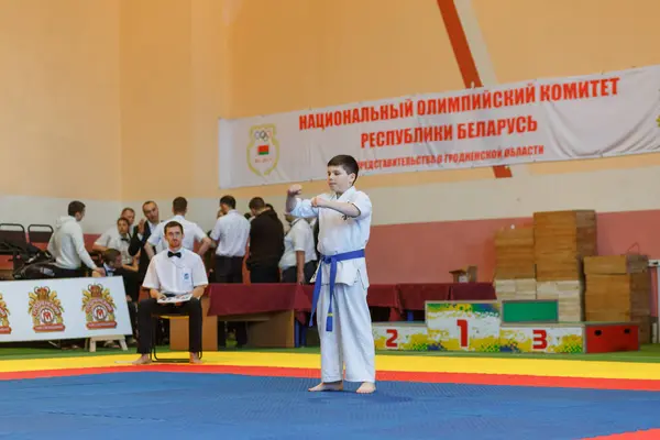 Campionato Kata nel campionato tra i ragazzi della regione di Grodno Kyokushin karate — Foto Stock