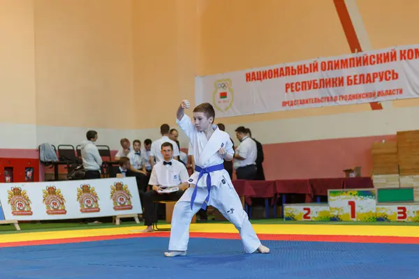 Kata kampioenschap in het kampioenschap onder junioren Grodno regio Kyokushin karate — Stockfoto