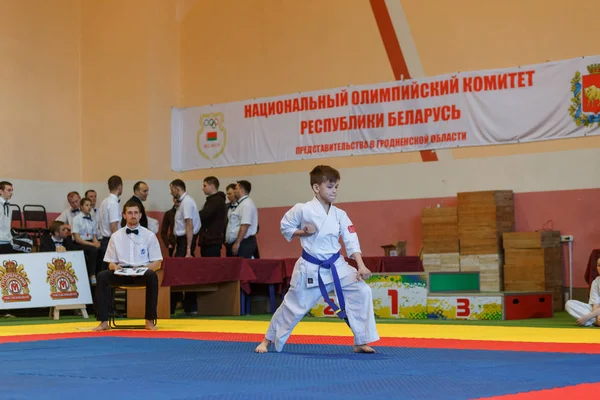 Campeonato de Kata en el campeonato entre los juniors de la región de Grodno Kyokushin karate — Foto de Stock