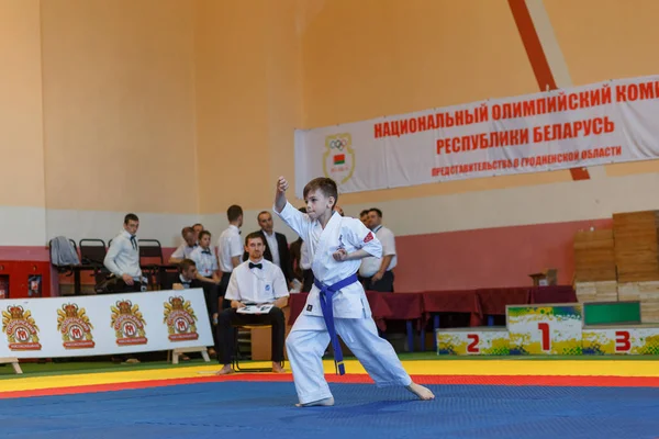 Campionato Kata nel campionato tra i ragazzi della regione di Grodno Kyokushin karate — Foto Stock