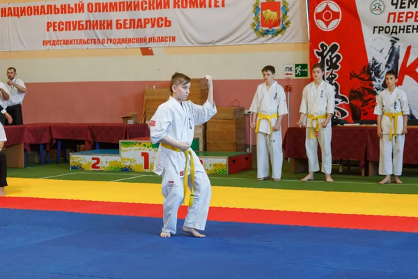 Campeonato de Kata no campeonato entre juniores da região de Grodno Karatê Kyokushin — Fotografia de Stock