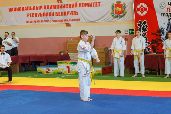 Campeonato de Kata en el campeonato entre los juniors de la región de Grodno Kyokushin karate — Foto de Stock