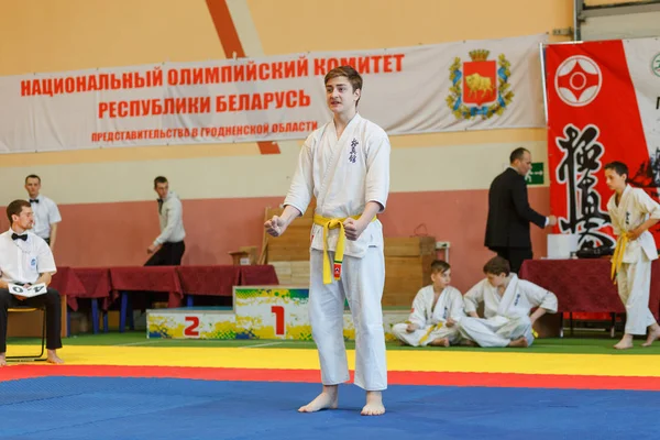 Campeonato de Kata no campeonato entre juniores da região de Grodno Karatê Kyokushin — Fotografia de Stock