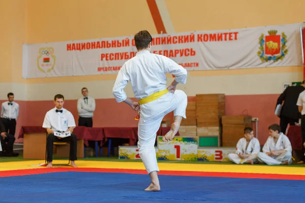 Championnat Kata dans le championnat parmi les juniors de la région de Grodno Kyokushin karaté — Photo