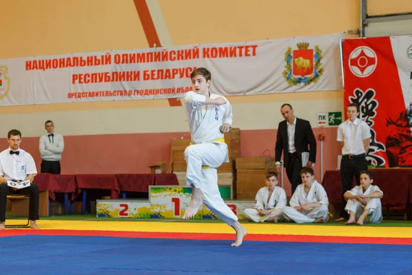 Campionato Kata nel campionato tra i ragazzi della regione di Grodno Kyokushin karate — Foto Stock