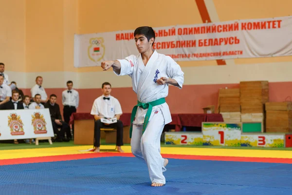 Kata mistrovství v šampionátu mezi junioři Brestské oblasti v Kyokushin karate — Stock fotografie