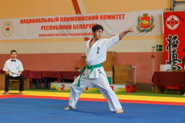 Championnat Kata dans le championnat parmi les juniors de la région de Grodno Kyokushin karaté — Photo