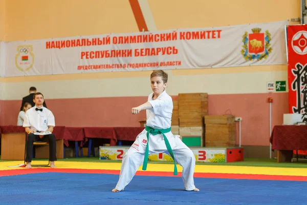 Championnat Kata dans le championnat parmi les juniors de la région de Grodno Kyokushin karaté — Photo