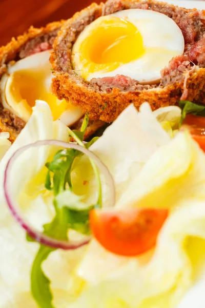 Comida inglesa, ovos escoceses servidos com alface — Fotografia de Stock