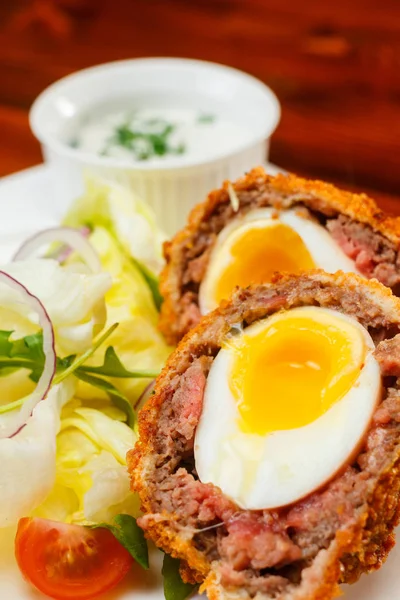 Nourriture anglaise, œufs écossais servis avec laitue — Photo