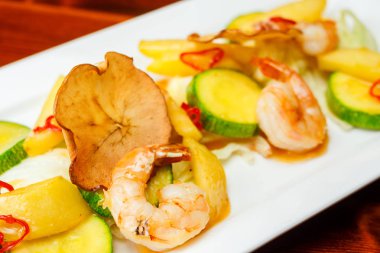 Sıcak karides salatası patates ile