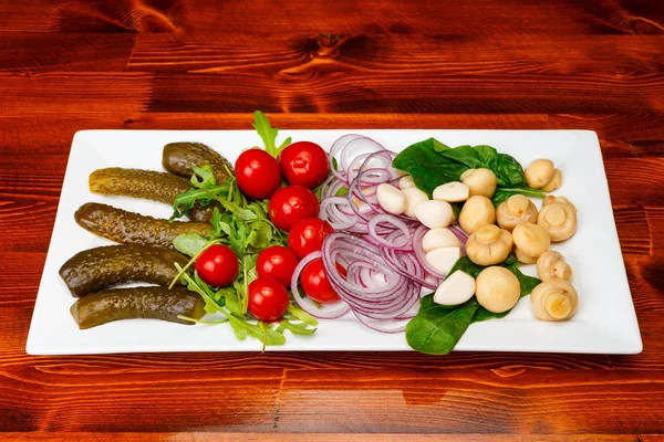 Olika typer av grönsaker på vit platta. — Stockfoto