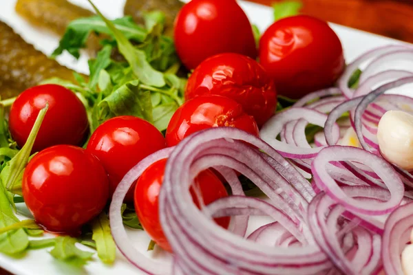 Diferentes tipos de vegetais na placa branca . — Fotografia de Stock