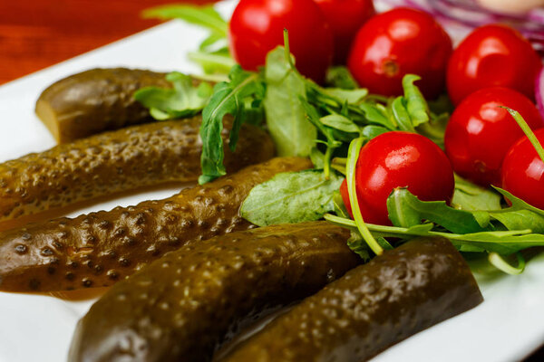 Различные виды овощей на белой тарелке
.