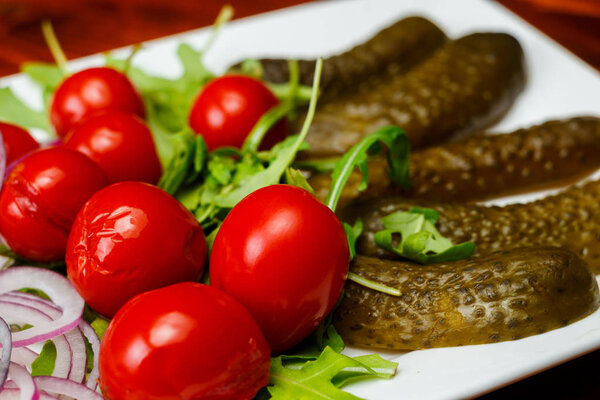 Различные виды овощей на белой тарелке
.