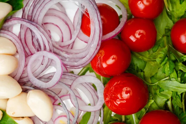 Diferentes tipos de vegetais na placa branca . — Fotografia de Stock