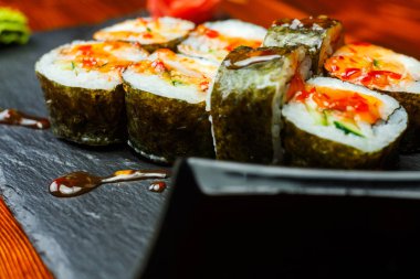 Tatlı bal soslu baharatlı suşi rulo