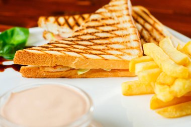 Ton balığı ve salata sandviç