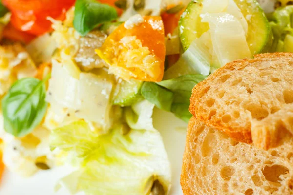 Salada de abobrinha, tomate, feta — Fotografia de Stock