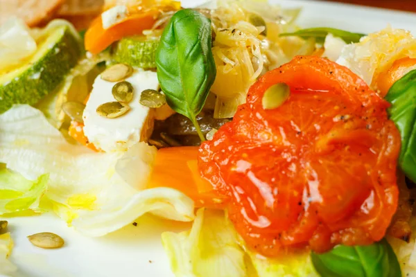 Salad of zucchini, tomato, feta — ストック写真