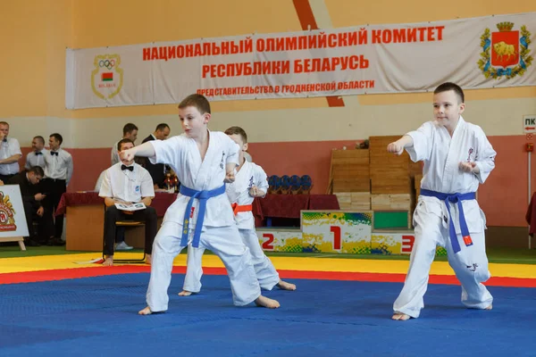 Campionato Kata nel campionato tra i ragazzi della regione di Grodno Kyokushin karate — Foto Stock