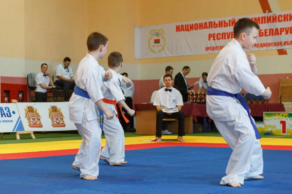 Campeonato de Kata en el campeonato entre los juniors de la región de Grodno Kyokushin karate — Foto de Stock