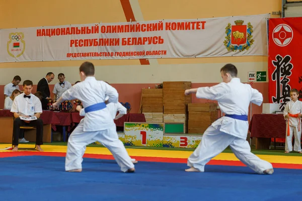 Campionato Kata nel campionato tra i ragazzi della regione di Grodno Kyokushin karate — Foto Stock