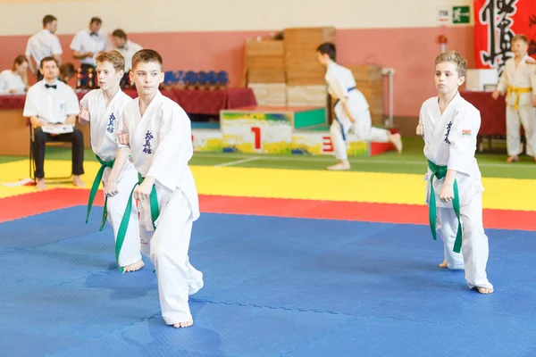 Kata kejuaraan di antara junior dari Grodno wilayah Kyokushin karate — Stok Foto