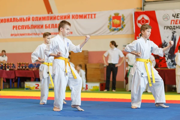 Campeonato de Kata en el campeonato entre los juniors de la región de Grodno Kyokushin karate —  Fotos de Stock