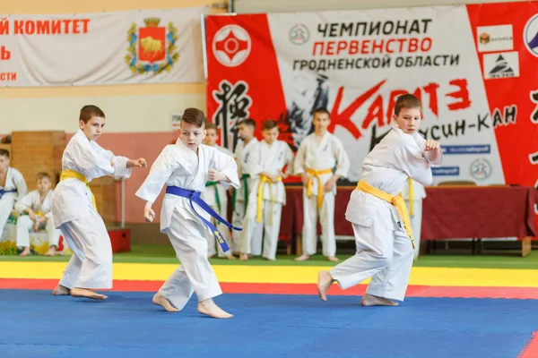 Campeonato de Kata en el campeonato entre los juniors de la región de Grodno Kyokushin karate — Foto de Stock