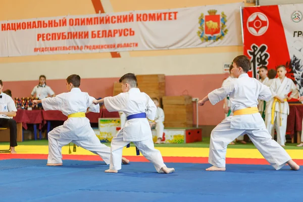 Campeonato de Kata en el campeonato entre los juniors de la región de Grodno Kyokushin karate — Foto de Stock