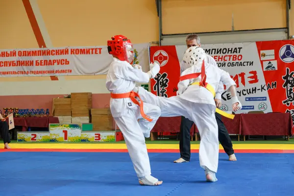 Batalla de los dos luchadores en el Campeonato —  Fotos de Stock