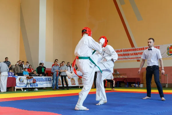 Batalla de los dos luchadores en el Campeonato — Foto de Stock