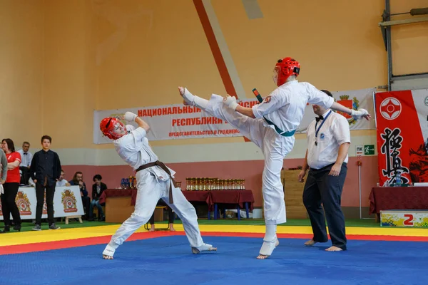 Batalla de los dos luchadores en el Campeonato — Foto de Stock