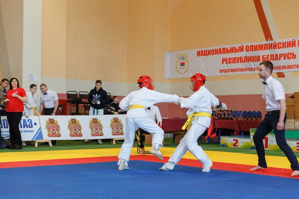 Batalla de los dos luchadores en el Campeonato — Foto de Stock